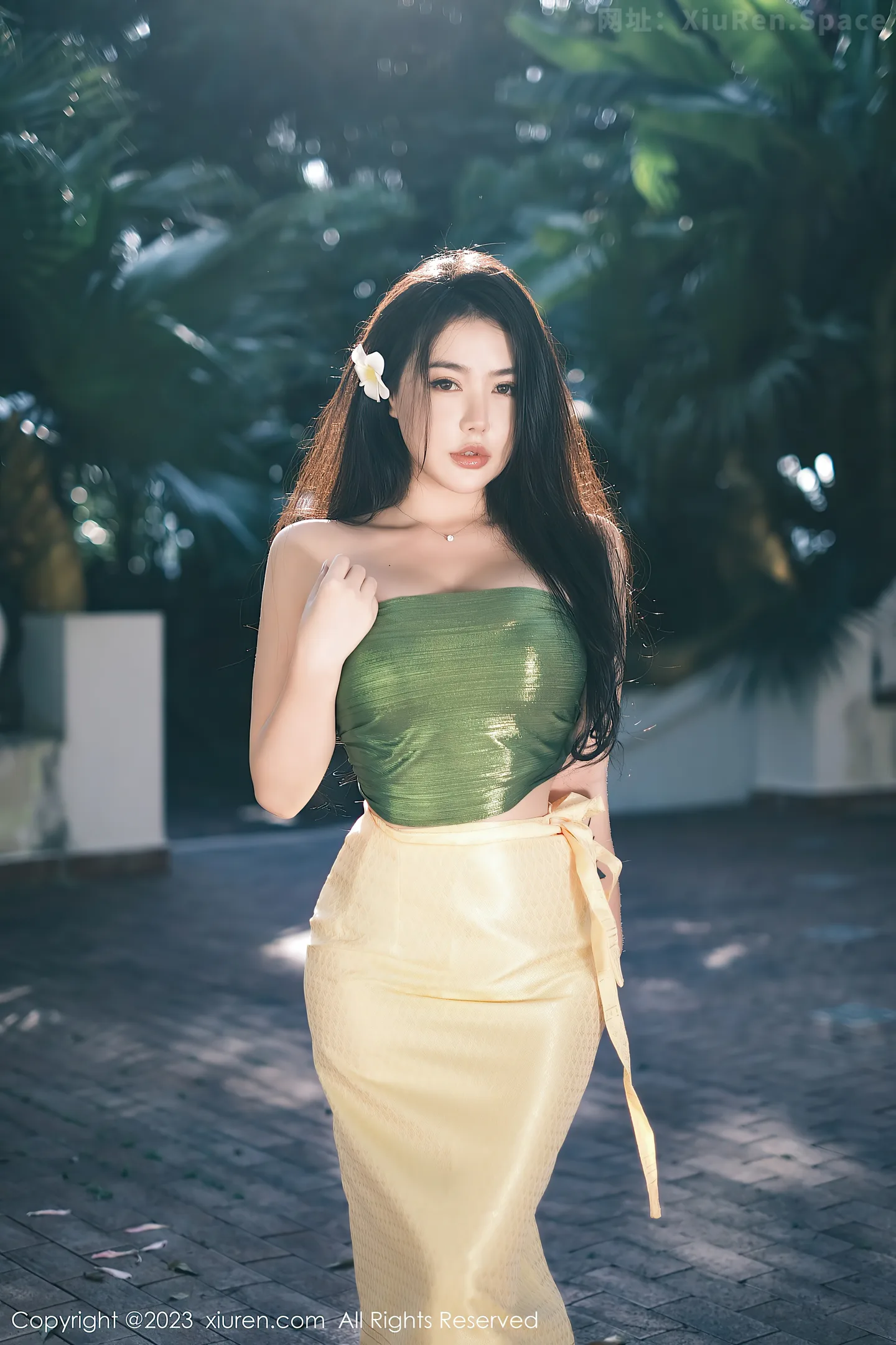 图片[4]-[XiuRen秀人网]2023.04.27 NO.6648 玛鲁娜Manuela 绝色抹胸上衣加黄色长裙性感私房写真集-秀人网官方网站